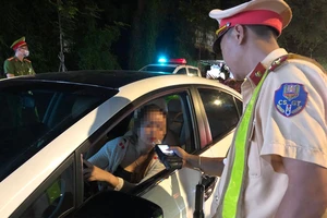 CSGT kiểm tra nồng độ cồn các phương tiện ở đường Phan Chu Trinh