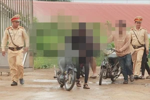 4 thanh thiếu niên dùng xe máy độ chế bốc đầu, lạng lách trên đường