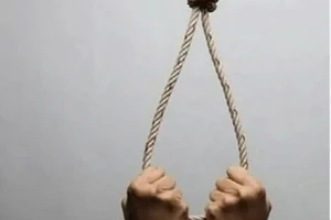 1 cô giáo tử vong trong tư thế treo cổ tại nhà riêng
