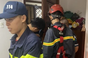 Cảnh sát đu dây từ tầng 18, giải cứu bé gái 2 tuổi mắc kẹt trong chung cư
