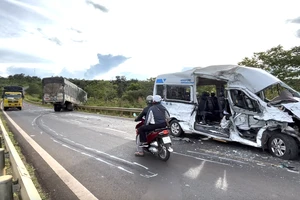 Video ghi lại cảnh xe tải lấn đường tông vào xe khách làm 13 người thương vong