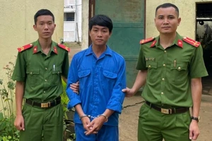 'Nổ" quen lãnh đạo bộ để lừa đảo lấy tiền của người dân bị thiên tai