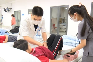 Nhiều học sinh ở Buôn Ma Thuột đau bụng, nôn ói sau bữa ăn tại trường 