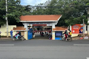 1 trường từ chối nhận hoa, kêu gọi mua bảo hiểm cho 55 học sinh nghèo