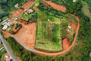 Bạt đồi bán đất trái phép, lộ thiên quặng bô xít