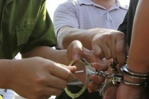 Bắt 1 cán bộ địa chính nhận hối lộ 10 triệu đồng để làm sổ hồng