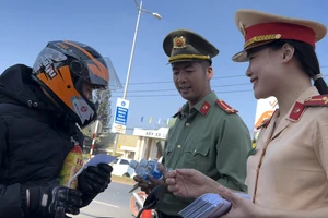 Trên đường về nhà đón Tết, người dân bất ngờ được tặng xăng, mũ bảo hiểm, bánh mì