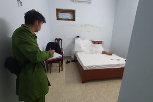 Nhân viên quán karaoke kiêm môi giới cho khách vui vẻ 