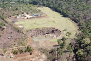 Bên trong sân golf làm trên đất nông nghiệp của giám đốc ngân hàng