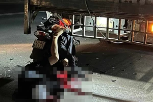 Tông vào đuôi xe tải dừng đậu bên đường, 2 thanh niên tử vong tại chỗ