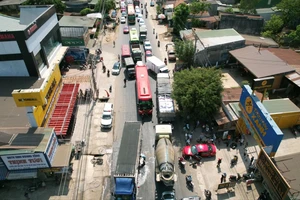 Clip xe con tông xe tải chở lợn bị gãy trục, rơi cả bánh xe