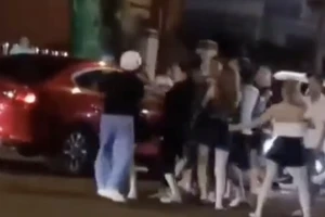 Công an vận động cô gái lái ô tô tông xe người khác đến trình diện 