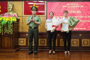 Vợ của 2 liệt sĩ trong vụ khủng bố ở Đắk Lắk được tuyển dụng vào lực lượng Công an Nhân dân