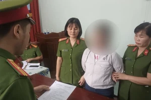 1 phụ nữ bị bắt vì xúc phạm, lăng mạ công an