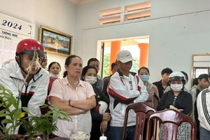 Phụ huynh kéo đến 1 trường tư rút hồ sơ cho con