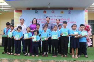 Báo Dân trí tặng hàng trăm thẻ bảo hiểm y tế cho học sinh nghèo ở Tây Nguyên