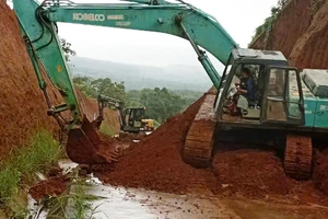 Thêm một điểm sạt lở ở Đắk Nông, hàng trăm khối đất đổ xuống đường 