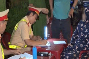 1 phụ nữ gây rối khi bị xử lý vi phạm nồng độ cồn 