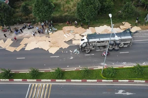 Xe tải chở ván ép bị lật trên đường tránh TP Buôn Ma Thuột