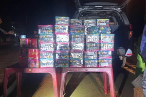 Xuất trình thẻ nhà báo giả khi chở 1 tạ pháo lậu 