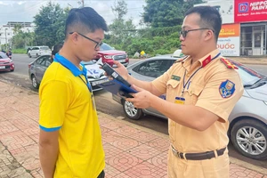 Đắk Lắk: Cảnh sát giao thông đo nồng độ cồn trước kỳ sát hạch ô tô