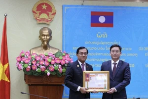Chính phủ Lào tặng Huân chương Lao động hạng Nhất cho tỉnh Đắk Lắk