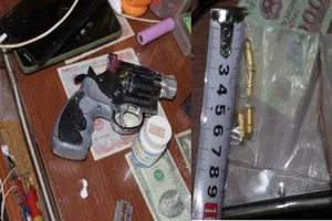 Lâm Đồng: Nghi can buôn ma túy thủ súng rulo và 10 viên đạn trong nhà