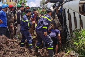 Xe trộn bê tông lật do nổ lốp, phụ xe bị thương 