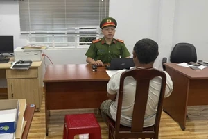 Con rể vi phạm giao thông, bố vợ cầm dao đe dọa CSGT 