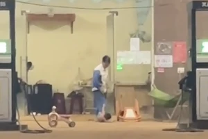 Clip ghi cảnh bé 16 tháng tuổi bị nhân viên cây xăng ném xuống nền bê tông