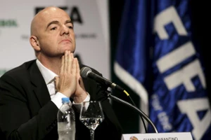 Tân Chủ tịch FIFA Gianni Infantino bị sờ gáy?