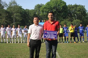 Cầu thủ Lê Hoàng Duy được giúp đỡ