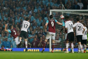 Xe bus chở MU bị tấn công, Van Gaal có cớ đổ thừa