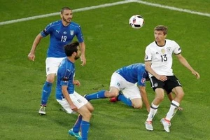 Vì sao tuyển Ý đeo băng đen trận gặp Đức?