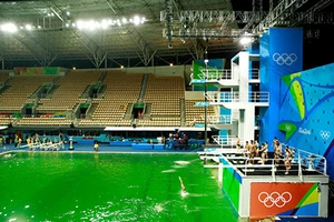 Bí ẩn nước hồ bơi chuyển sang màu xanh... lá cây ở Olympic