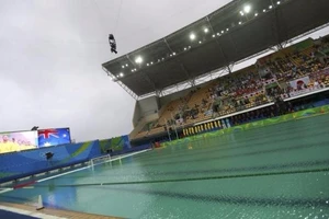 Đã tìm ra nguyên nhân nước hồ bơi Olympic chuyển màu