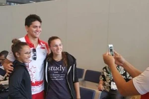 Singapore đón người hùng Schooling bằng xe buýt mui trần