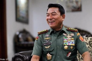 Tướng quân đội làm lãnh đạo bóng đá để giảm tiêu cực