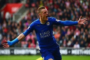 Học trò Ranieri không biết bài nhạc Champions League