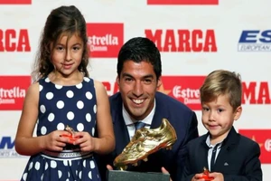 Luis Suarez 'lượm' chiếc giày vàng châu Âu thứ hai