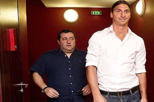 'Cò' Raiola: 'Tôi tư vấn Ibra cho MU chỉ như người nhà'