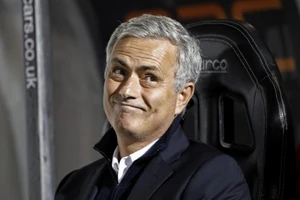 Mourinho: 'Sang Trung Quốc ư? Chờ tôi già đã'