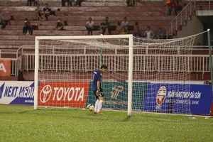 Có cần thiết kỷ luật nội bộ thủ môn Minh Nhựt?