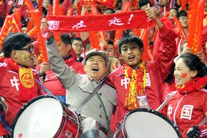 100.000 fan Trung Quốc đổ bộ, Nga 'ẵm' 25 triệu USD