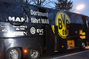 Bị trúng bom, sao CLB Dortmund phải phẫu thuật