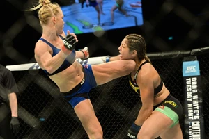 Cú head kick “ngàn thu vĩnh biệt” của Holm