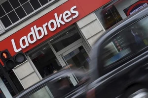 LĐBĐ Anh mất mối làm ăn vì phạt cầu thủ