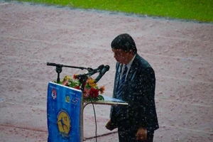 Tổng thư ký VFF từ chối… che dù dưới mưa