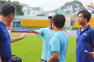 U-23 Hàn Quốc cự cãi trên sân Thống Nhất