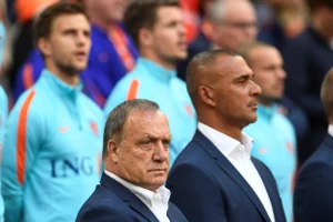 Gullit xin lỗi vì clip lột tả nội bộ tuyển Hà Lan